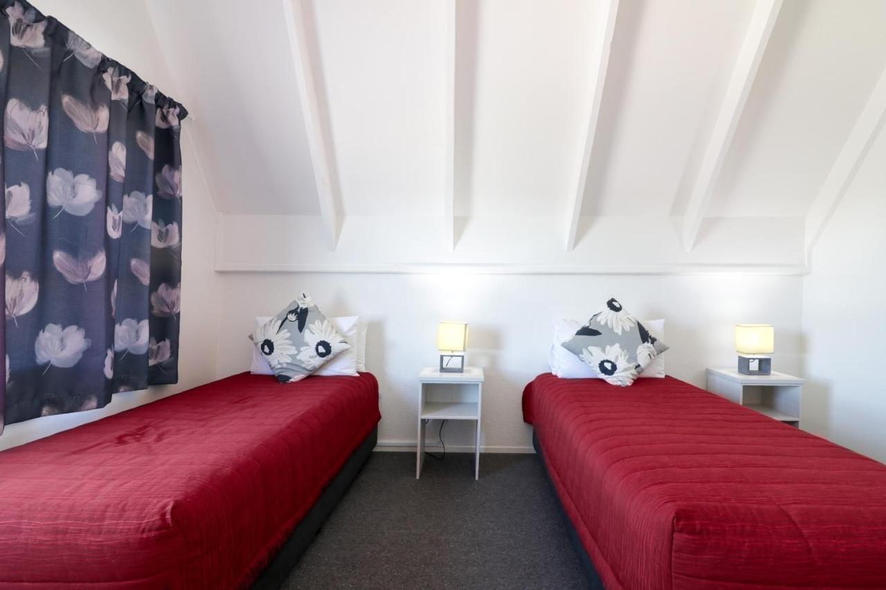 Gables Lakefront Resort Таупо Экстерьер фото
